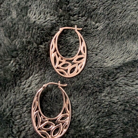 STERLING SILVER OVAL HOOP TEAR DROP DETAIL EARRINGS - Picture 10 of 13